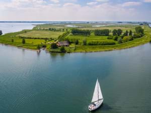 Bedrijfsuitje met overnachting: je eigen eiland op 18 km onder Spijkenisse Bedrijfsuitje met overnachting: je eigen eiland op 18 km onder Spijkenisse